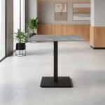 Set 2 tavoli Elora 80x80 con piano in ceramica effetto marmo grigio e gambe nere