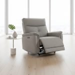 Set divani Elysio 2 e 3 posti e poltrona con recliner elettrici in tessuto G268 grigio