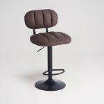 Sgabello Tati con seduta in ecopelle brown e gamba in metallo nero