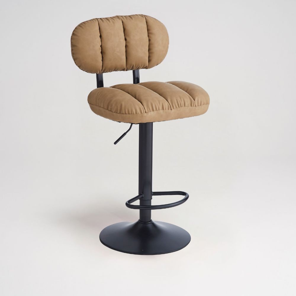 Sgabello Tati con seduta in ecopelle cammello e gamba in metallo nero