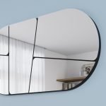 Specchio da parete Otis con design astratto base nera