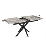 Tavolo allungabile Filis con piano effetto marmo arabesque nero lucido e gambe in metallo nero