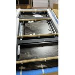 Tavolo allungabile Filis con piano effetto marmo arabesque nero lucido e gambe in metallo nero