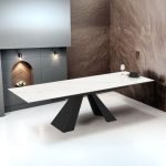 Tavolo allungabile Monza con top in ceramica effetto marmo bianco e gambe nere