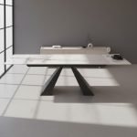 Tavolo allungabile Monza con top in ceramica effetto marmo bianco frost e gambe nere