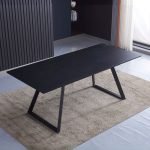 Tavolo allungabile Shelton con piano impiallacciato legno massiccio tinto nero e gambe in metallo nero
