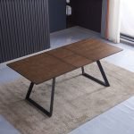 Tavolo allungabile Shelton con piano impiallacciato legno massiccio tinto noce e gambe in metallo nero