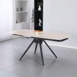 Tavolo girevole allungabile Kitti con piano in ceramica effetto marmo travertino e gambe in metallo nero