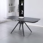 Tavolo girevole allungabile Kitti con piano in ceramica nero opaco e gambe in metallo nero