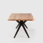 Tavolo rettangolare fisso Mudri con piano in legno massiccio acacia e gambe in metallo nero