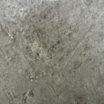 Tavolo tondo Logan con piano cemento e gambe in metallo nero Φ120*76.5 cm.