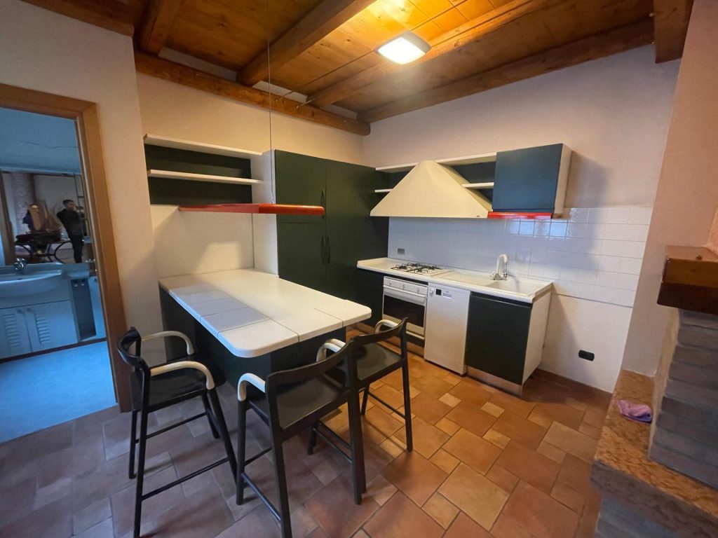 Mobile cucina con 3 sedie + elettrodomestici : forno , lavastoviglie , piano cottura, cappa e lavandino USATA 360