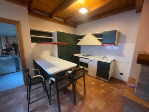 Mobile cucina con 3 sedie + elettrodomestici : forno , lavastoviglie , piano cottura, cappa e lavandino USATA 360