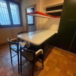 Mobile cucina con 3 sedie + elettrodomestici : forno , lavastoviglie , piano cottura, cappa e lavandino USATA 360