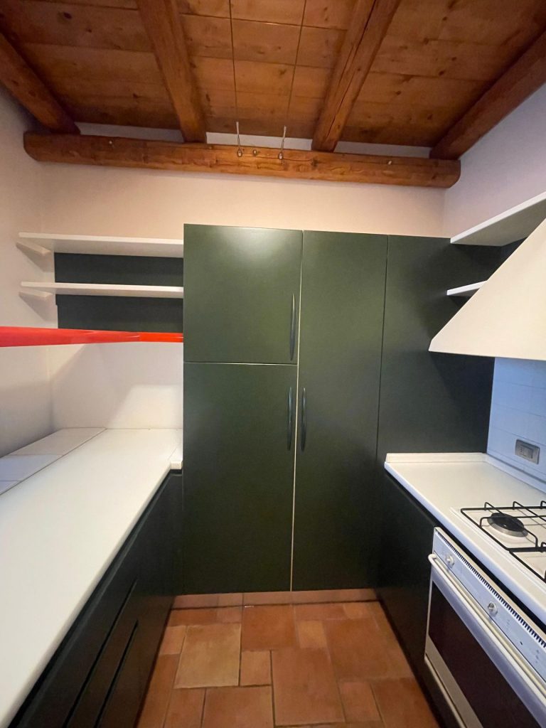 Mobile cucina con 3 sedie + elettrodomestici : forno , lavastoviglie , piano cottura, cappa e lavandino USATA 360