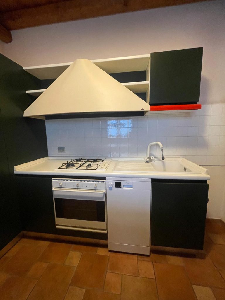Mobile cucina con 3 sedie + elettrodomestici : forno , lavastoviglie , piano cottura, cappa e lavandino USATA 360