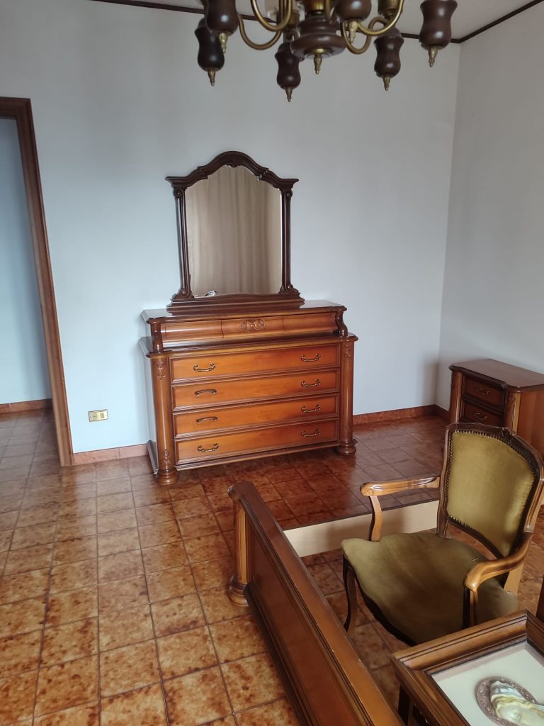 Camera da letto usata completa di letto , armadio , comò e comodini 3141/U