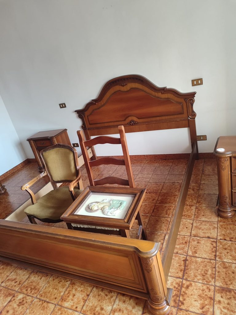 Camera da letto usata completa di letto , armadio , comò e comodini 3141/U