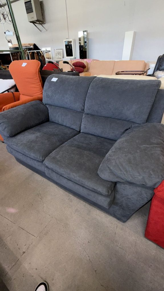 Divano 2 posti in tessuto alcantara Nuovo da esposizione 2396/U