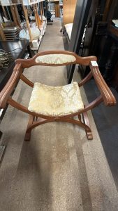 Sedia bassa damascato beige Usata: 2343