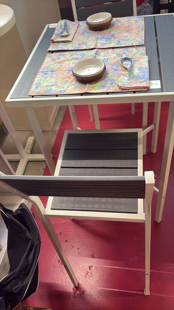 Tavolino Alto Con Due Sgabelli Da Bar Nuovo da esposizione 2876/U