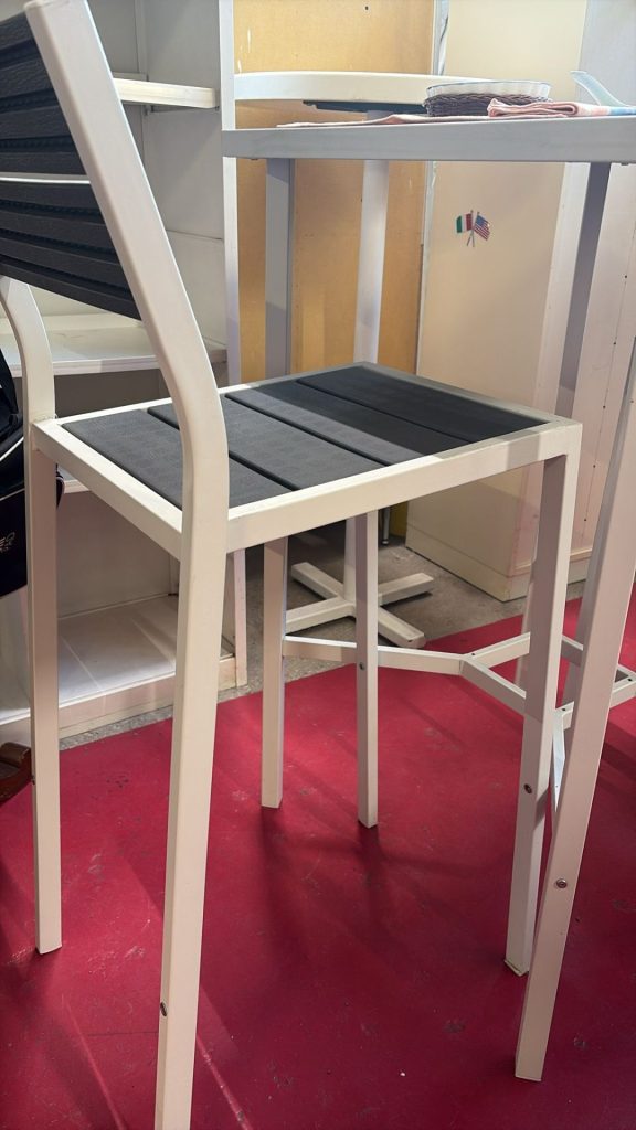 Tavolino Alto Con Due Sgabelli Da Bar Nuovo da esposizione 2876/U