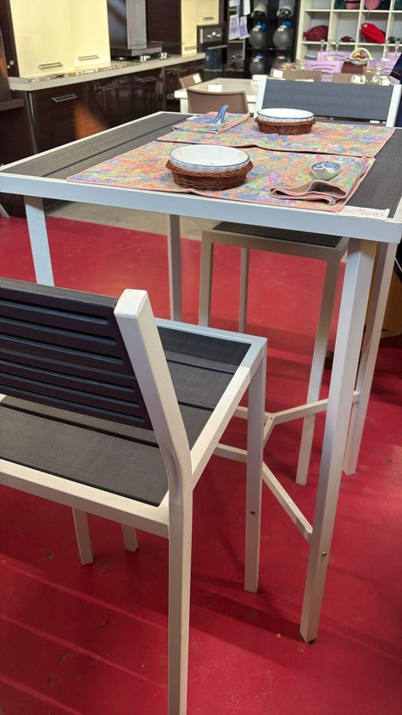 Tavolino Alto Con Due Sgabelli Da Bar Nuovo da esposizione 2876/U