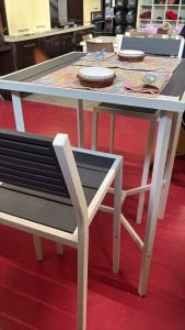 Tavolino Alto Con Due Sgabelli Da Bar Nuovo da esposizione 2876/U