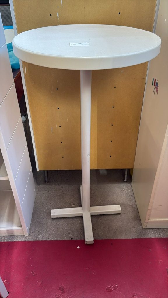 Tavolino in plastica con base in ferro Usato 2563/U