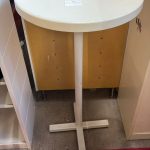 Tavolino in plastica con base in ferro Usato 2563/U