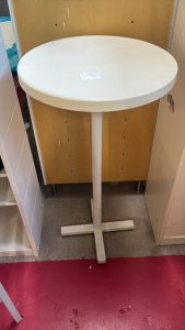 Tavolino in plastica con base in ferro Usato 2563/U