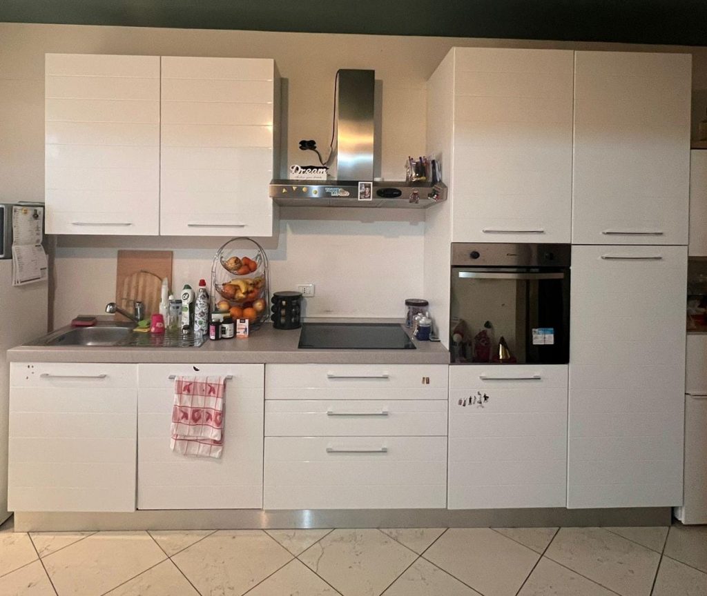 Cucina Lineare Bianca Con Elettrodomestici Usata 568