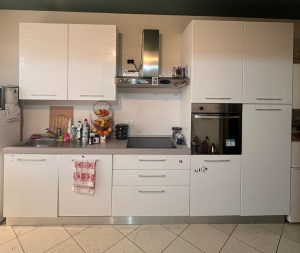 Cucina Lineare Bianca Con Elettrodomestici Usata 568