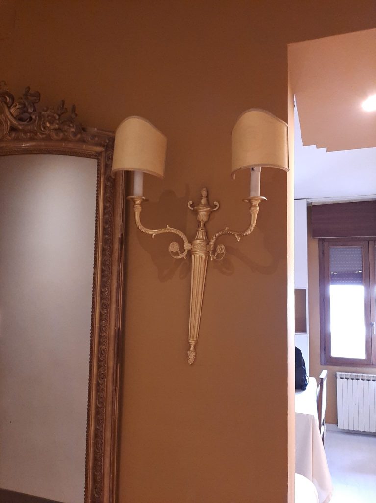 Lampada Da Parete Usata 586