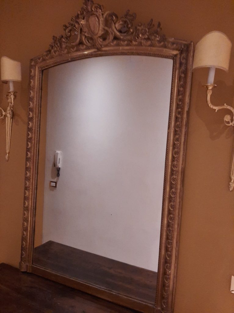 Comò Con Due Cassetti E Specchiera Usato 585