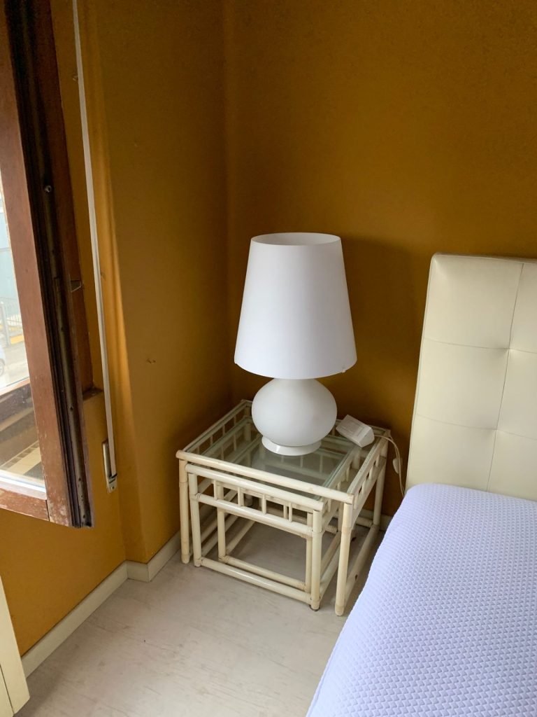 Letto Completo Con Comodino E Lampada Usato 588