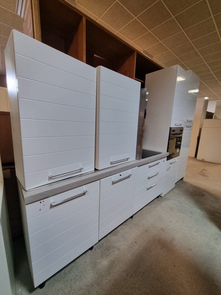 Cucina Lineare Bianca Con Elettrodomestici Usata 568