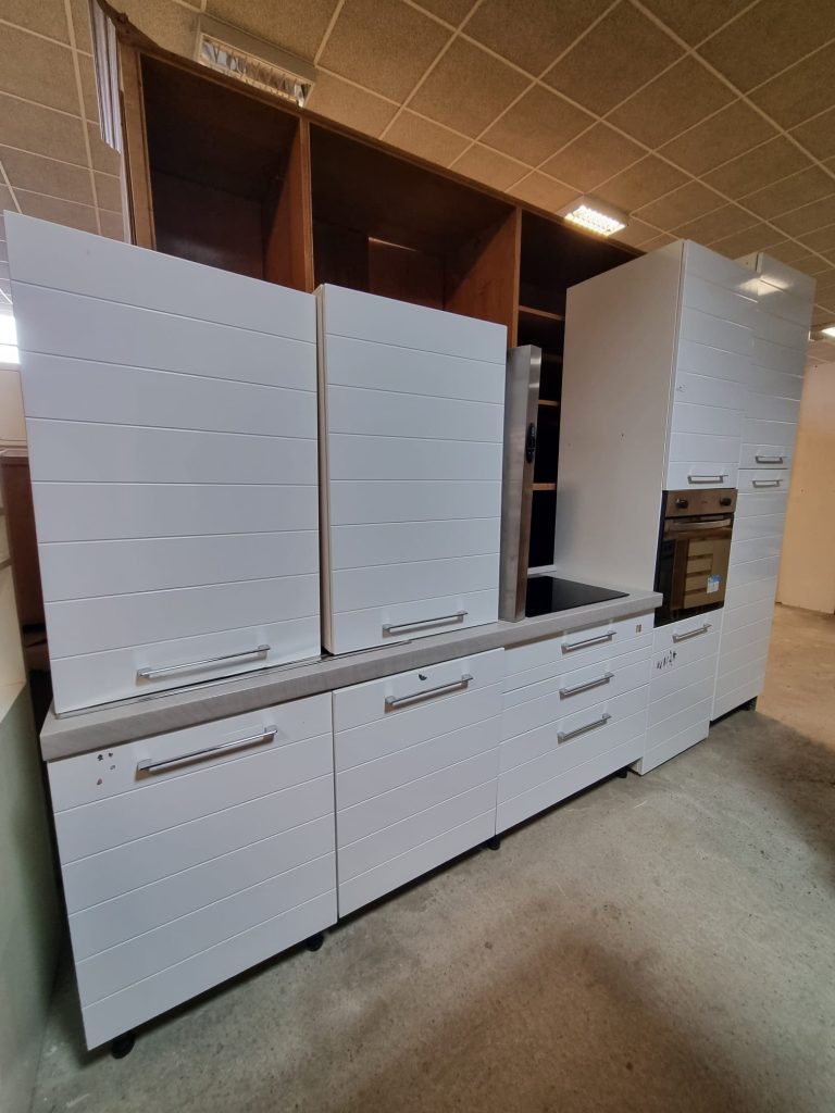 Cucina Lineare Bianca Con Elettrodomestici Usata 568