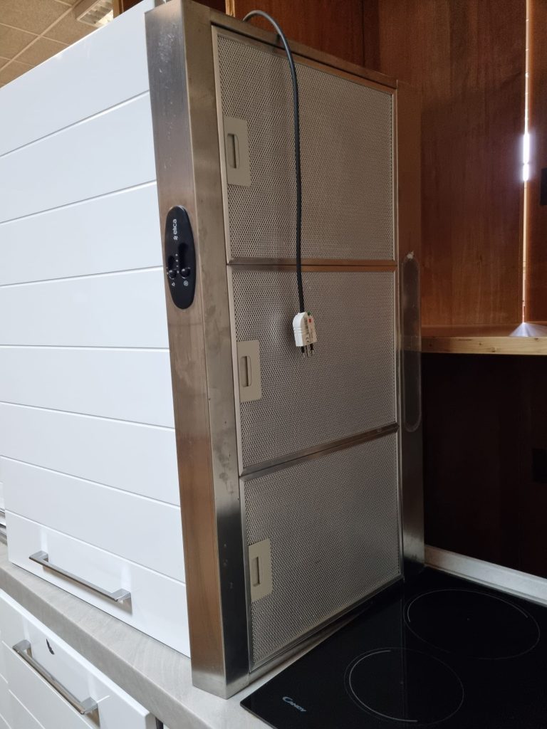 Cucina Lineare Bianca Con Elettrodomestici Usata 568