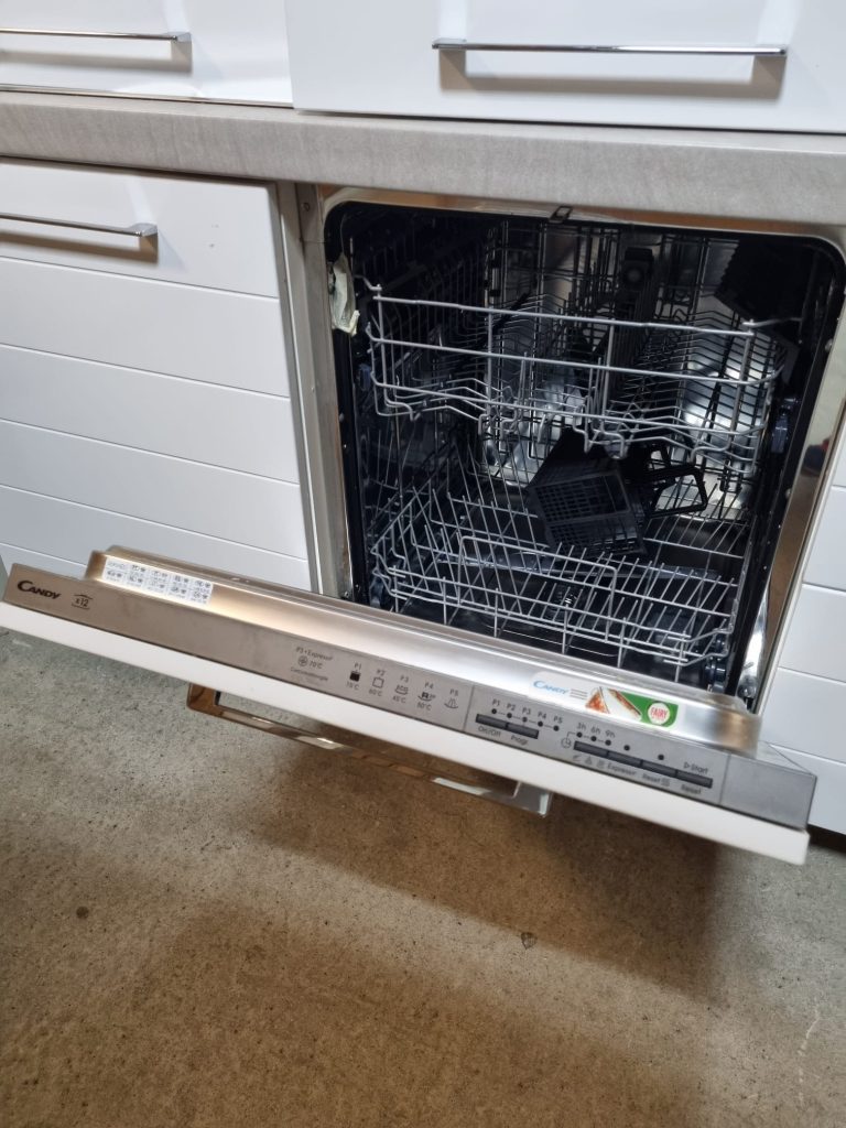 Cucina Lineare Bianca Con Elettrodomestici Usata 568