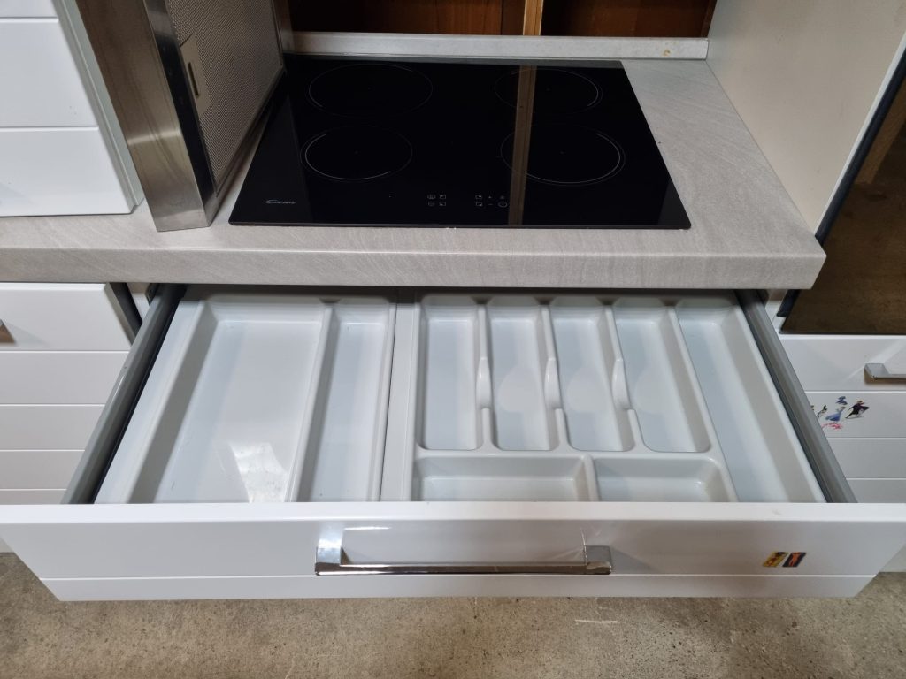 Cucina Lineare Bianca Con Elettrodomestici Usata 568