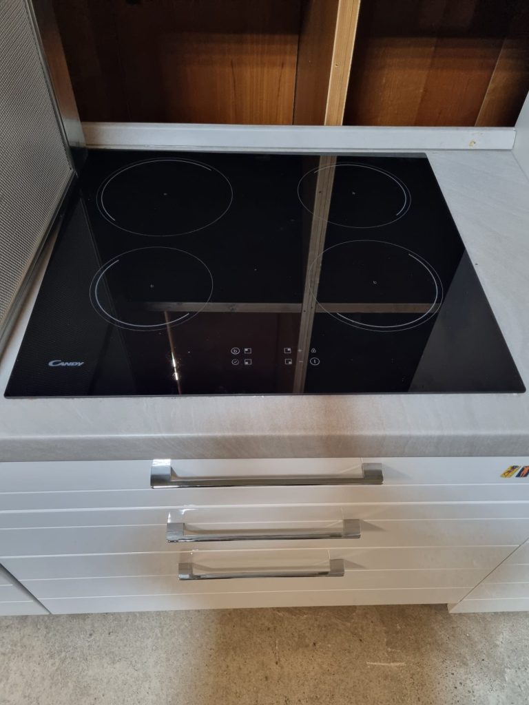 Cucina Lineare Bianca Con Elettrodomestici Usata 568