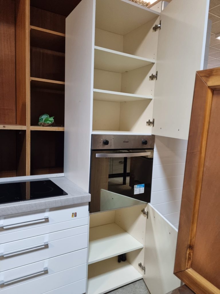 Cucina Lineare Bianca Con Elettrodomestici Usata 568