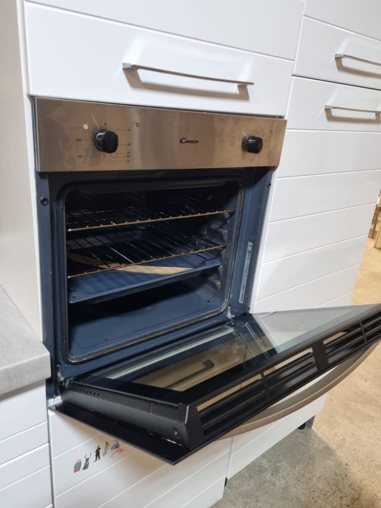 Cucina Lineare Bianca Con Elettrodomestici Usata 568