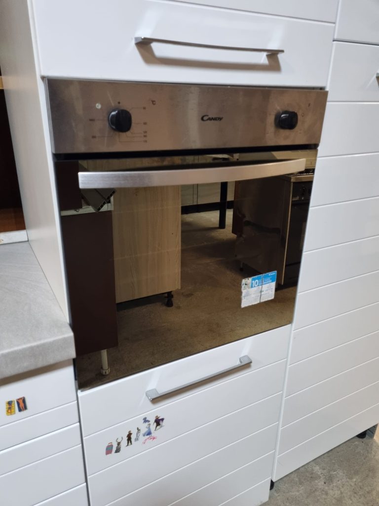 Cucina Lineare Bianca Con Elettrodomestici Usata 568