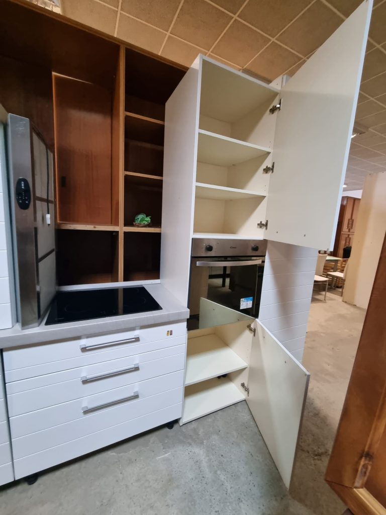 Cucina Lineare Bianca Con Elettrodomestici Usata 568