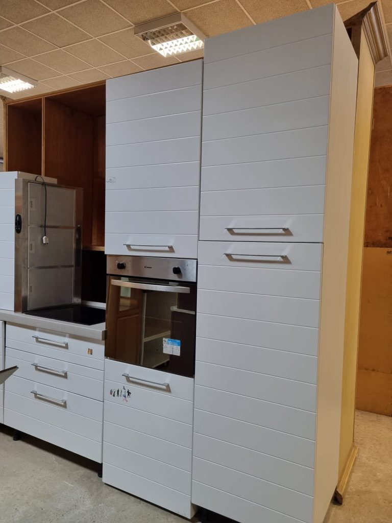 Cucina Lineare Bianca Con Elettrodomestici Usata 568