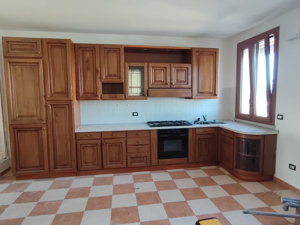 Cucina Completa Di Forno E Piano Cottura Usata 614