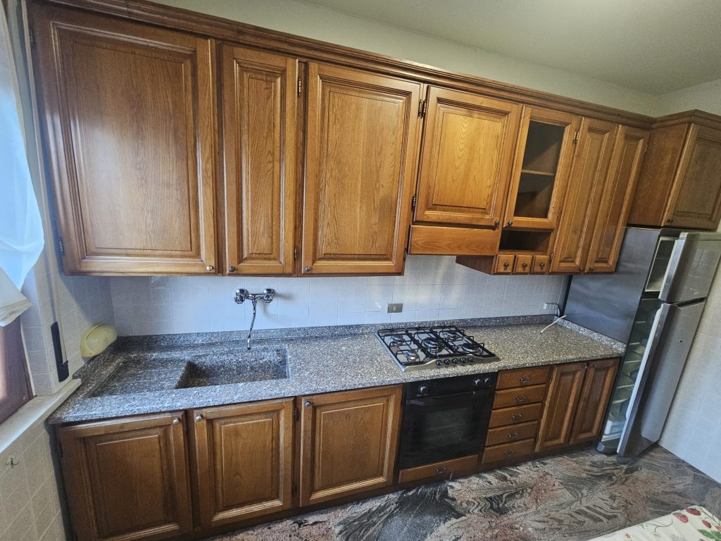 Mobile Cucina SENZA top Completa di cappa, piano cottura, forno e frigorifero Usata 686