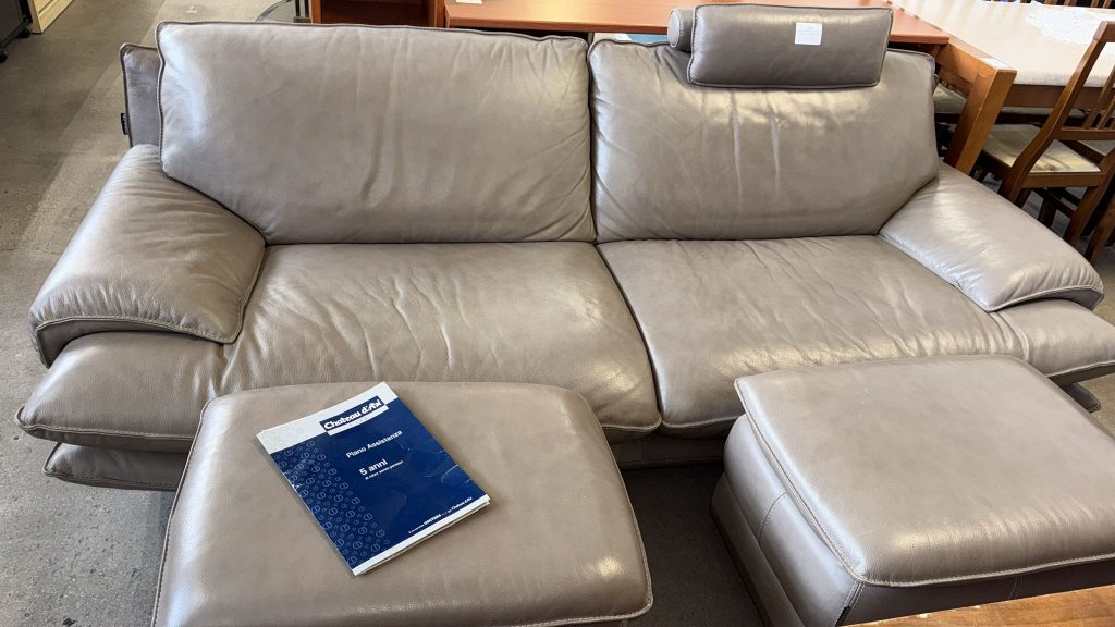 Divano Chaetau D'ax in pelle con inclusi 2 pouf+ appoggiatesta Usato 3744
